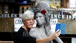 Arta de a face selfie-ul perfect, predată la Londra