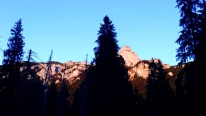 FOTO | Intervenţie a salvamontiştilor din Neamţ pentru recuperarea a doi tineri îmbăcaţi pe munte ca la mall