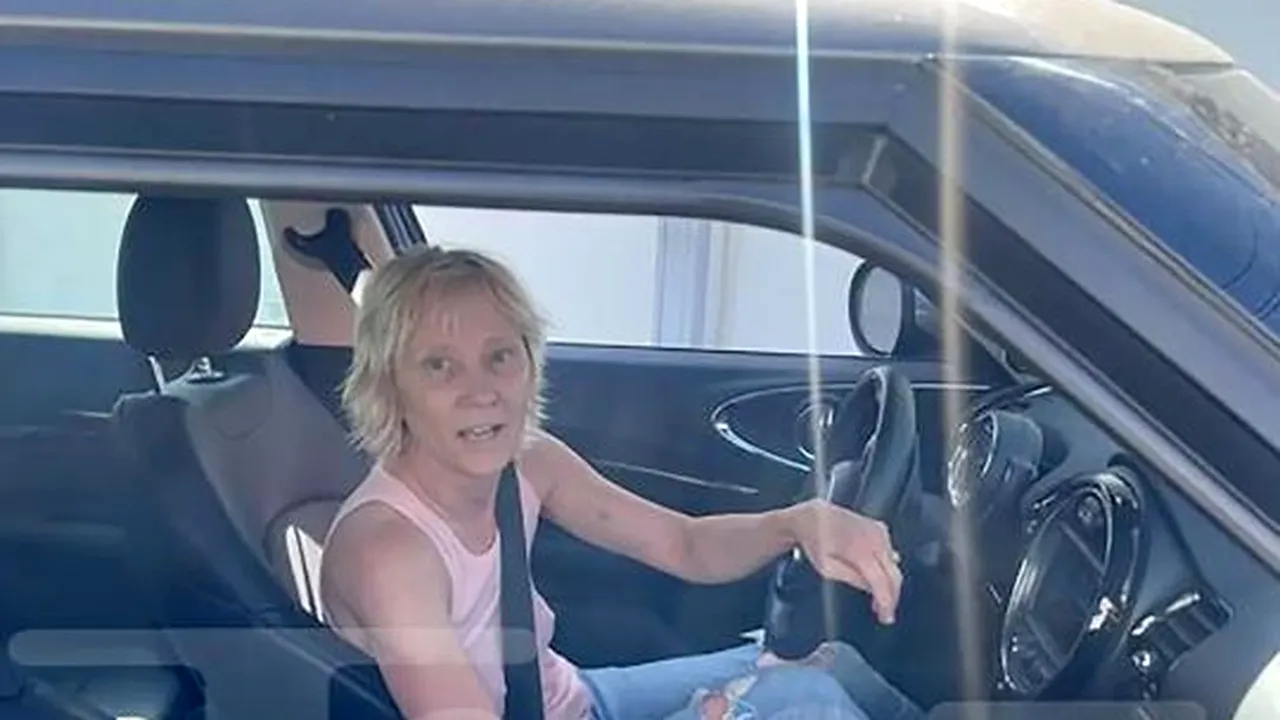 Actriţa Anne Heche, rănită grav într-un accident rutier: a lovit o casă şi maşina a luat foc
