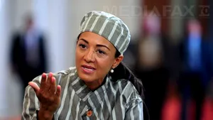 Oana Mizil s-a îmbrăcat în zeghe, în aşteptarea lui Băsescu la Parlament - FOTO