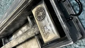 Surpriză pe rafturile din Rusia. Grupul de mercenari Wagner a început să vândă decoraţii de casă. Primul produs - Ciocanul Wagner ambalat într-o cutie ce seamănă cu un sicriu