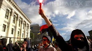 Protestatarii au adus la ambasada Rusiei de la Kiev coroane funerare 