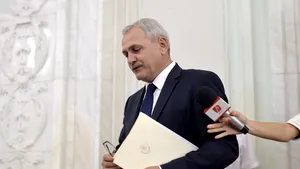 Mesajul #rezist, folosit de câţiva protestatari în faţa ÎCCJ, înainte de procesul lui Liviu Dragnea