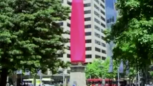 Un prezervativ roz uriaş, aplicat peste un monument din Sydney, într-o campanie anti-SIDA