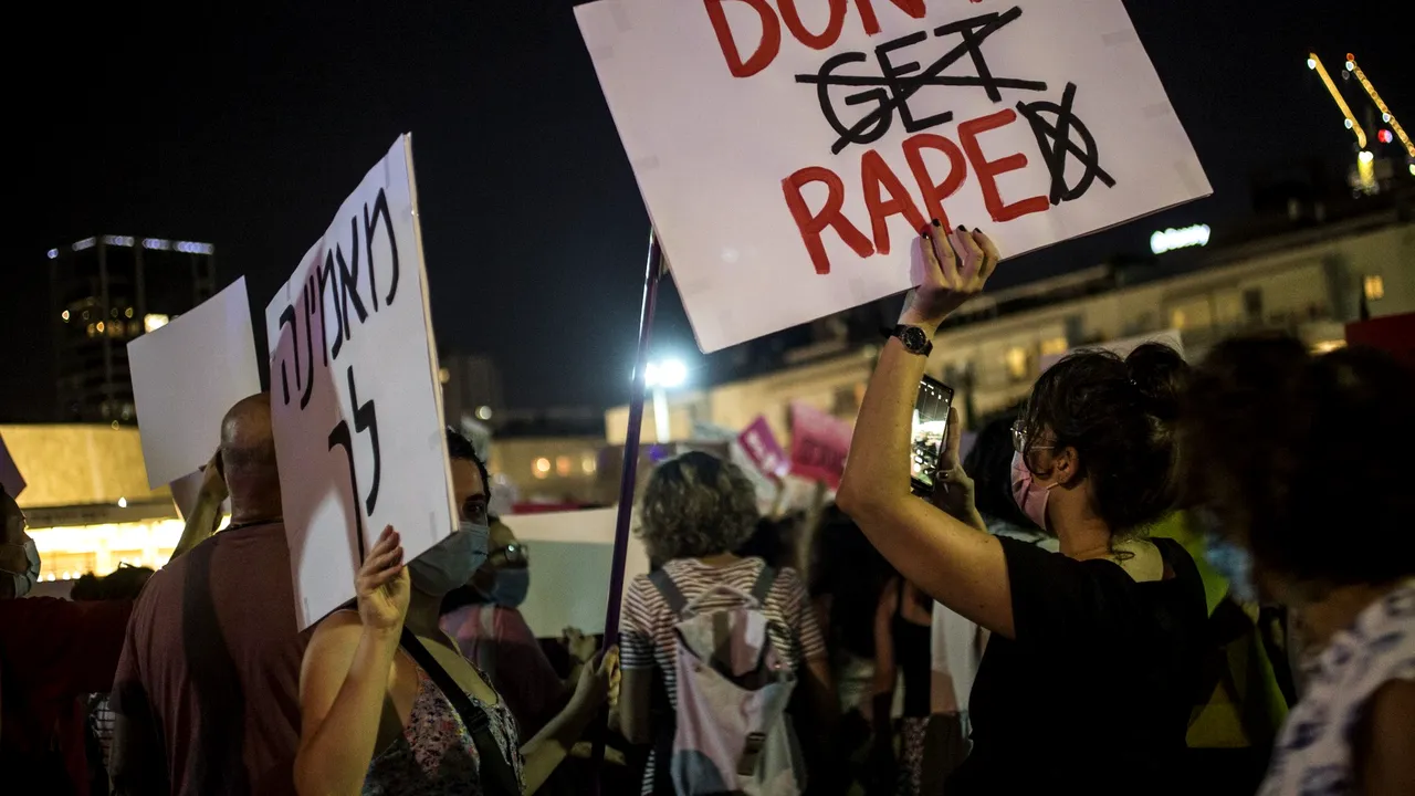 Revoltă în Israel. Violul unei tinere de 16 ani, de către 30 de bărbaţi, a scos mii de oameni în stradă 