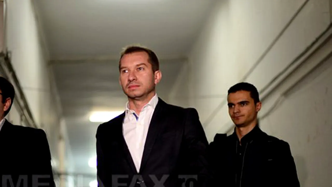 PROTEST PSD LA CONVENŢIA PDL: Mihai Sturzu le-a dat lui Udrea şi Elenei Băsescu o scrisoare pentru europarlamentarii PDL