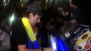 PROTEST în Piaţa Victoriei, la o lună după incidentele violente din 10 august. Evenimentul a inclus şi un recital la pian susţinut de germanul Davide Martello 