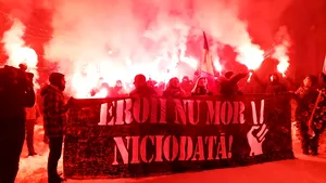 Sute de suporteri, în marş pe străzile Timişoarei, în amintirea martirilor Revoluţiei din 1989 | FOTO, VIDEO