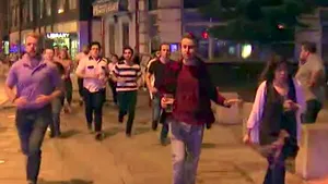 Fotografia unui bărbat, care ţine un pahar de bere în mână în timp ce fuge din calea teroriştilor din Londra, a devenit virală pe Internet