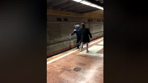Un tânăr A OPRIT în ultimul moment un bărbat care voia SĂ SE ARUNCE în faţa metroului
