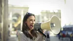 Oamenii vorbesc mai puțin decât acum 20 de ani. Ce arată un nou studiu despre conversații