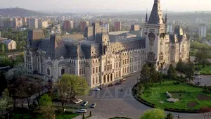 Primăria Iaşi somează firmele să îndepărteze reclamele stradale indecente care îndeamnă la videochat