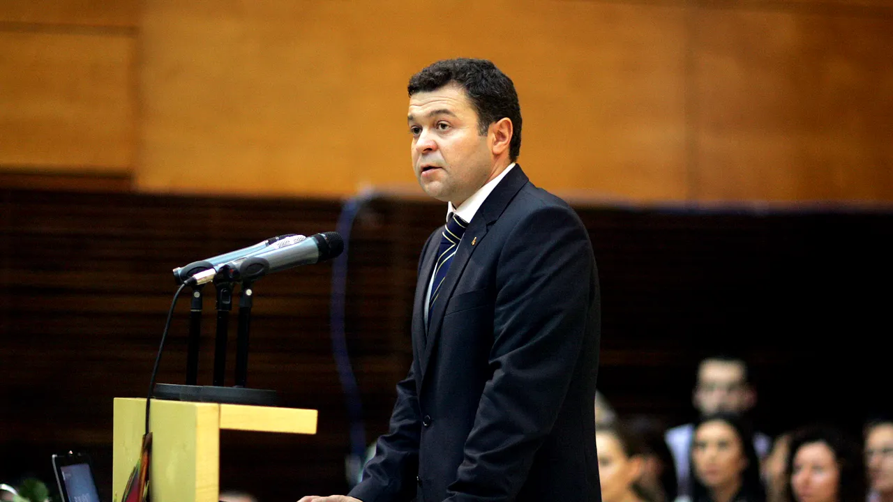 Rectorul Universităţii de Vest Timişoara sesizează comisia de etică în urma suspiciunilor de plagiat la adresa sa