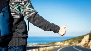 Autostopist profesionist: România este în top 3 mondial al ţărilor prietenoase cu autostopiştii. Cine se află la coada clasamentului