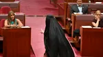 Scandal politic în Australia. O senatoare este acuzată de islamofobie după ce a apărut purtând burqa în plen