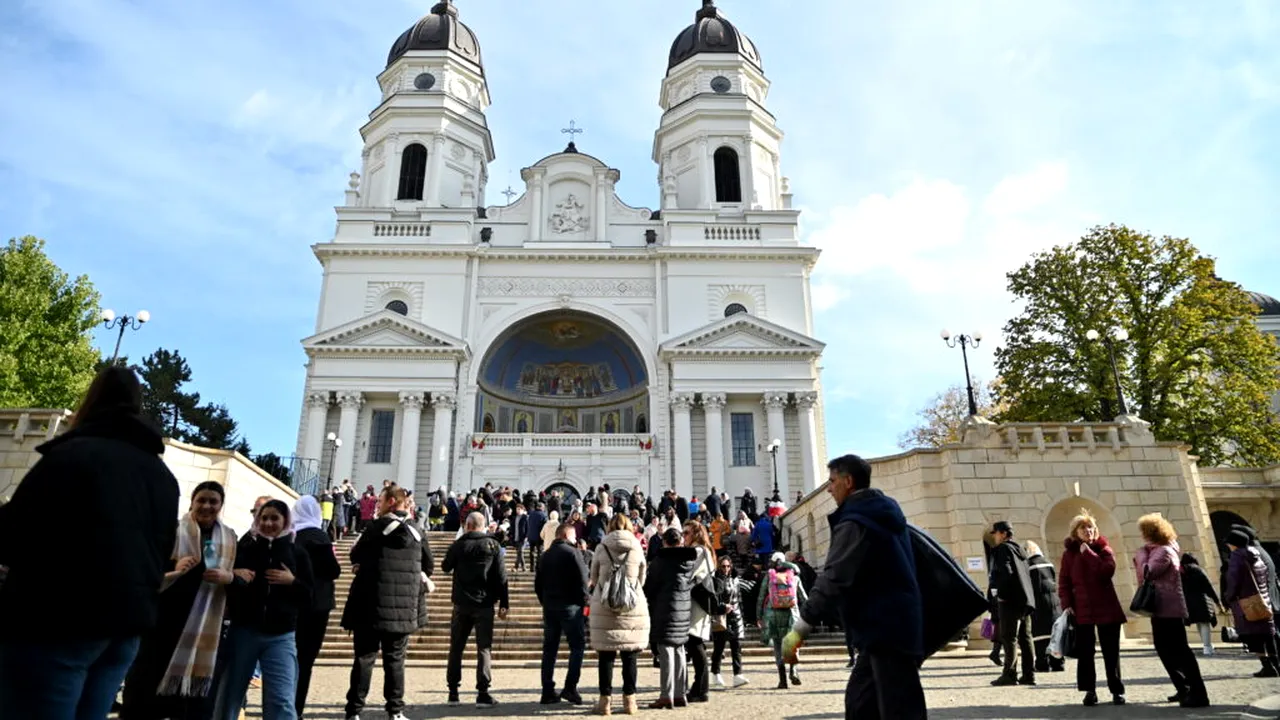 Peste 9.000 de lei în doar zece ore strânși de un bărbat prin cerșetorie la Iași, de Sfânta Parascheva. Are și mai multe mașini pe numele său