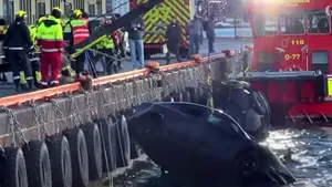 O maşină Tesla a pierdut controlul şi a aterizat în apele îngheţate ale unui fiord din Oslo

