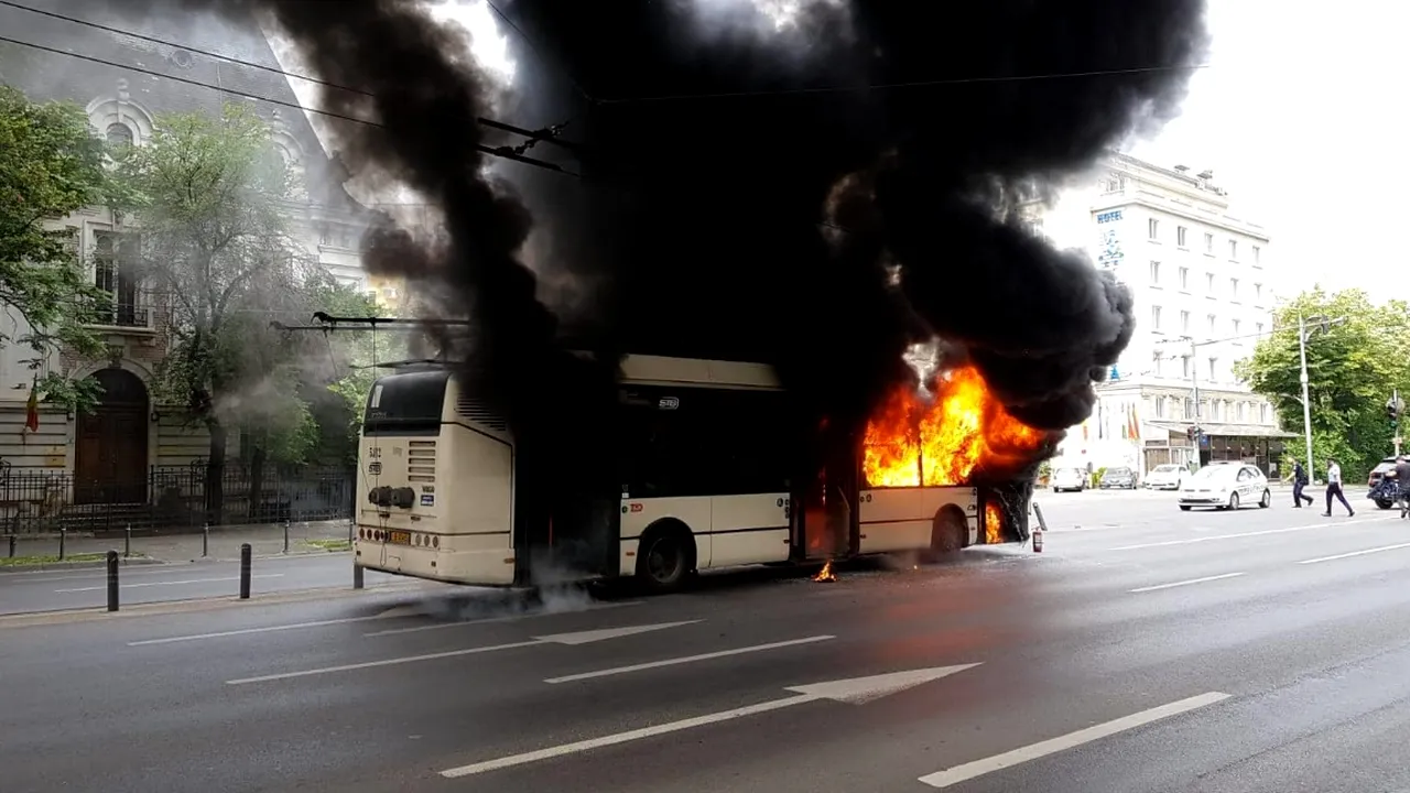 Panică pe bulevardul Catargiu din Capitală: Un troleibuz a luat foc în plină stradă