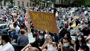 O nouă zi cu proteste masive pentru justiţia socială în majoritatea oraşelor din Statele Unite