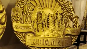 Marketing sau nostalgie? Însemnele-simbol ale României Socialiste, scoase de la naftalină și expuse în foaierul Operei Naționale