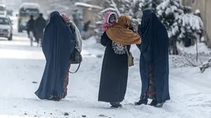 Talibanii interzic femeilor să lucreze pentru  ONG-uri. Criza umanitară se adânceşte în Afganistan