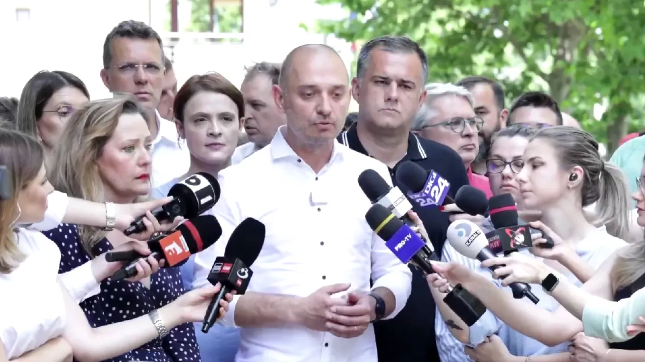 Protest USR la Biroul Electoral Sector 2.La protest este prezentă şi Elena Lasconi