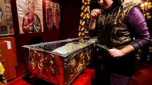 De Sfântul Dimitrie, românii şi-au sfinţit banii, portofelele, brăţările sau buletinele