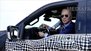 Joe Biden se ţine de glume la volan. Şeful SUA a testat o maşină electrică