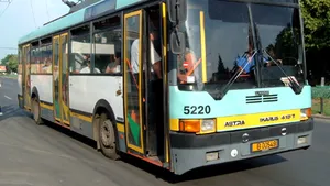 Troleibuzele liniilor 69 şi 85 circulă, luni seară, pe un traseu modificat