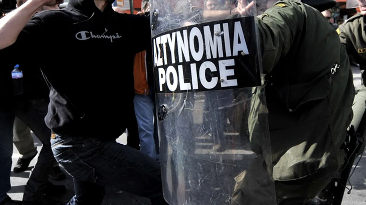 Confruntări între tineri şi poliţişti la Atena - GALERIE FOTO