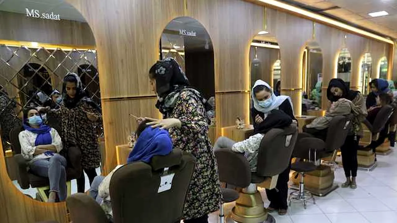 Zeci de mii de femei rămân fără venituri după ce talibanii au interzis saloanele de înfrumuseţare