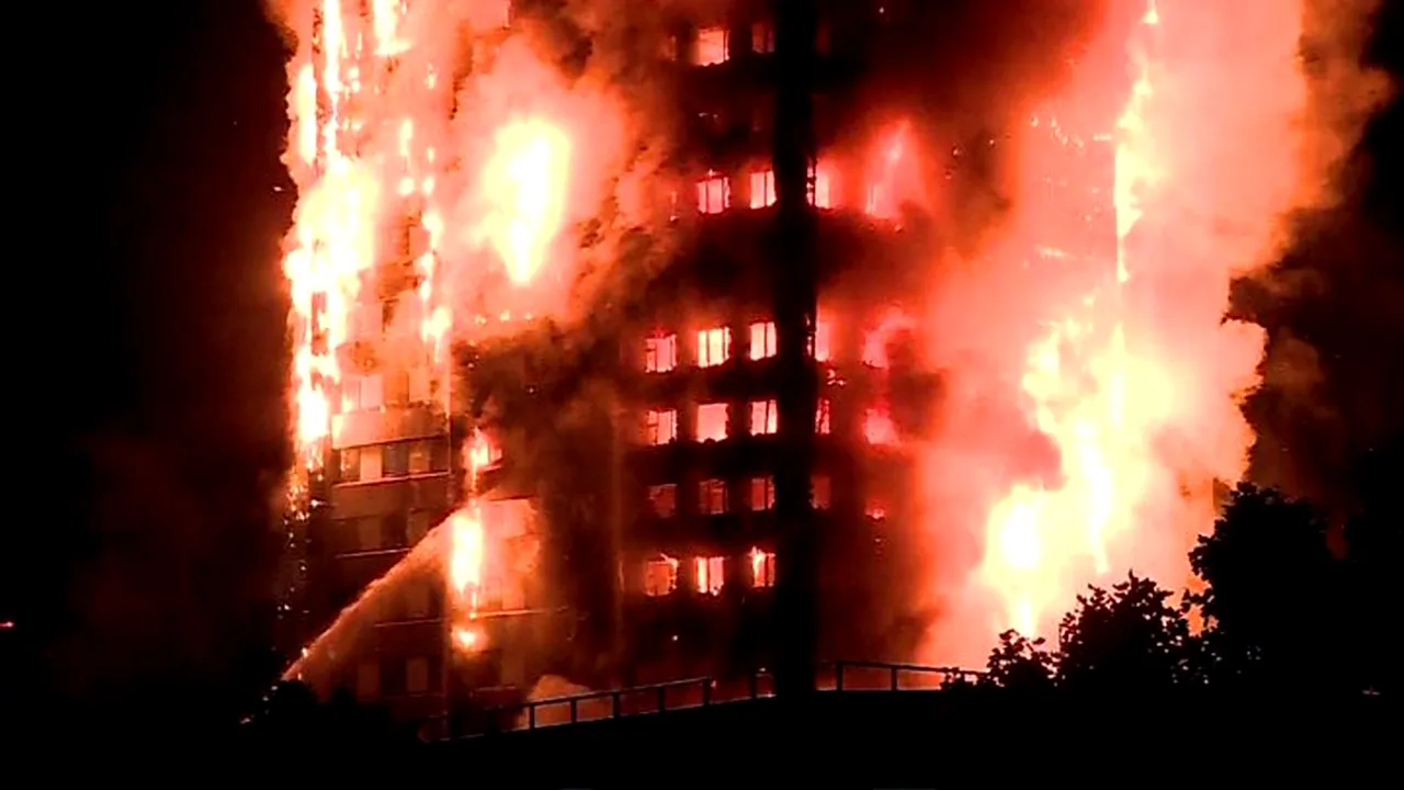Incendiu uriaş la o clădire cu 24 de etaje din vestul Londrei | Cel puţin 12 morţi. Sute de pompieri se luptă cu flăcările/ 75 de persoane, transportate la spitale - LIVE VIDEO