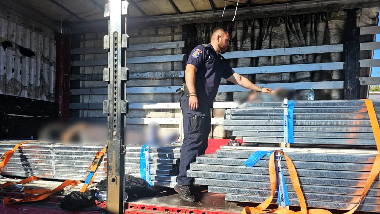 Doi migranți din Maroc, găsiți în stare de inconștiență în semiremorca unui TIR din Turcia. Au intrat ilegal în România