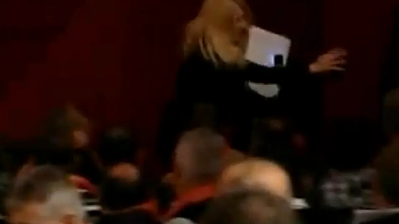 Elena Udrea, aproape să cadă la reuniunea PDL Ilfov - VIDEO