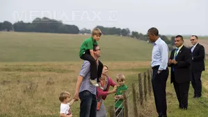 Obama a discutat şi a făcut poze cu o familie la Stonehenge