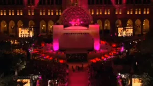 Gala Life Ball de la Viena, unde Călin Goia a urcat pe scenă alături de Conchita Wurst, luni, la TVR