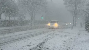 Ninsorile închid sute de școli și dau peste cap transportul în Marea Britanie și Irlanda