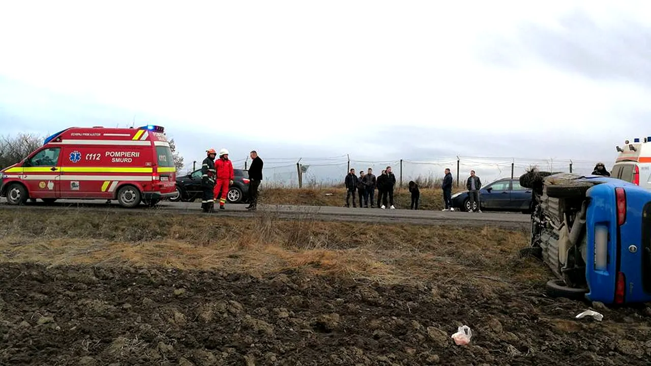 Suceava: O persoană a murit şi două au fost rănite, după ce maşina în care erau s-a răsturnat