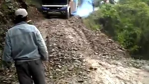 Cel mai periculos drum din lume: Momentul în care un AUTOBUZ cade în PRĂPASTIE - VIDEO