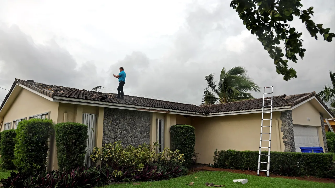 Tornadă în Florida. Vântul puternic a avariat case, a rupt copaci şi a răsturnat maşini