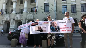 Protest cu pancarte împotriva Gabrielei Firea şi a Companiilor Municipale, la Primăria Capitalei / FOTO