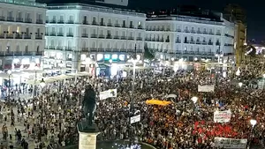 Mii de oameni protestează în Madrid față de costurile ridicate ale locuințelor, după ce o femeie a fost evacuată forțat din casa ei