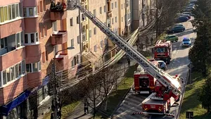 VIDEO Incendiu într-un apartament din Sibiu. Un tânăr şi o femeie de 83 de ani au fost intoxicaţi cu fum 
