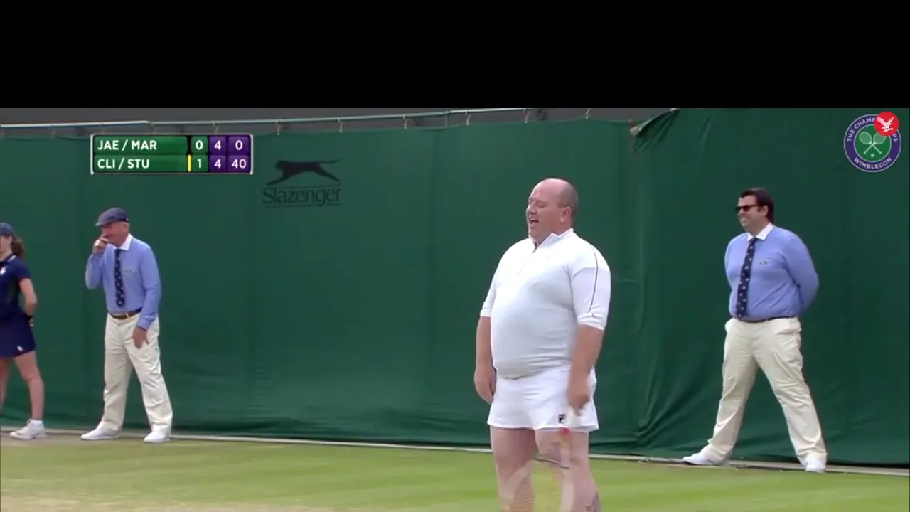 Adevăratul star de la Wimbledon | O câştigătoare de Grand Slam l-a forţat pe un fan să poarte fustă şi să se confrunte cu ea pe teren după ce bărbatul i-a oferit sfaturi din tribună - VIDEO
