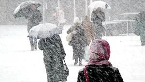 ALERTĂ meteo: Ploi, ninsori la munte şi intensificări ale vântului, până marţi dimineaţă 