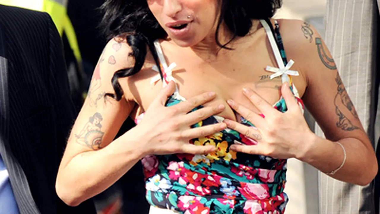 Amy Winehouse a protestat topless în faţa unui hotel