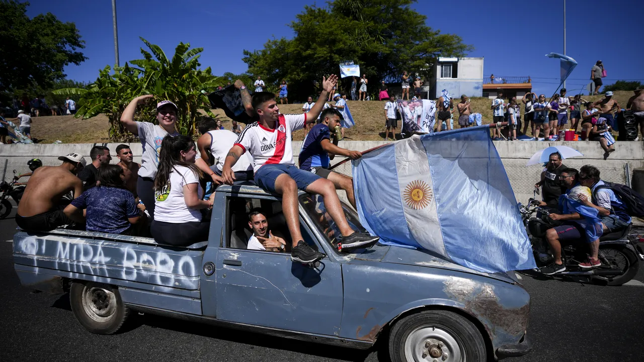 Suporterii argentinieni s-au luptat cu poliţiştii, după sărbătorirea victoriei de la Cupa Mondială