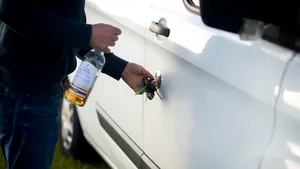 Cascadorie cu final nedorit: un tânăr în stare de ebrietate s-a urcat pe capota unei maşini, în mers