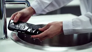 Au apărut primele smartphone-uri rugged antibacteriene. Cât costă un astfel de telefon