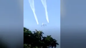 Momentul în care un avion aruncă din combustibil deasupra mai multor şcoli. Cel puţin 60 de oameni, între care mulţi copii, au suferit iritaţii ale pielii. VIDEO